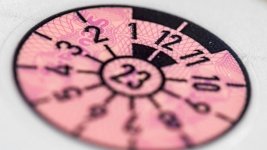 tuev-plakette-wer-mit-dieser-rosafarbenen-plakette-faehrt-muss-im-jahr-2023-wieder-zur-hu-der-fa.jpg